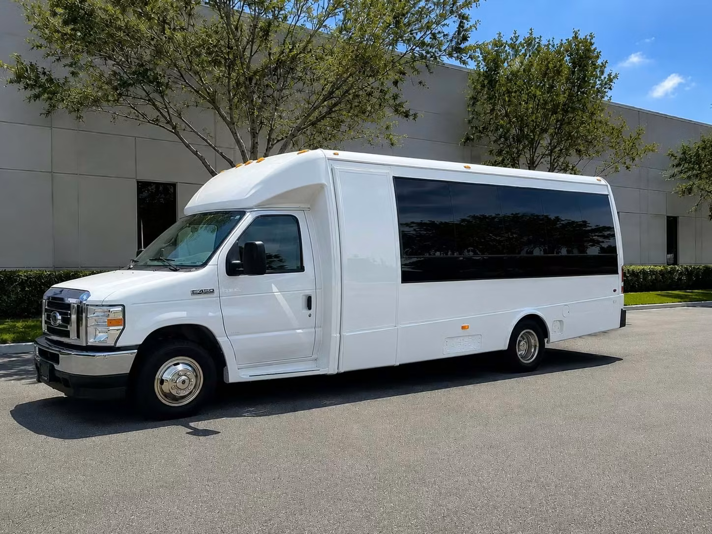 pine bluff 15 passenger minibus rental